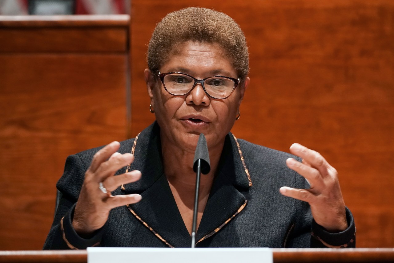 Video shows Mayor Karen Bass refuse to answer L.A. fires